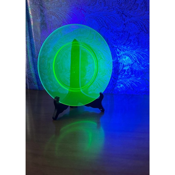 Vintage 7 1/2” uranium glass luncheon plate - Picture 1 of 10